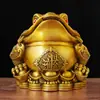 Adorno de Sapo Dorado de Latón, una pieza decorativa con un sapo dorado y lingotes, adecuado para el hogar, sala de estar, tienda o exhibición de mesa; disponible para venta al por mayor para manualidades y regalos