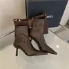 Primer Encuentro Botines de Tobillo de Tacón Alto Marrón de Temporada de Alta Calidad para Mujer 2026 Nuevo Estilo Europeo y Americano Botas de Tacón de Aguja Delgadas de Punta Fina Botas de Moda