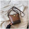 Bolso pequeño portátil informal retro para mujer, nuevo bolso de cubo a juego de moda otoño e invierno 2023, bolso de mensajero de diseño nicho