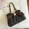 Bolsa de tela con lazo fresca estilo francés temperamento pequeño sensación de alta gama elegante gran capacidad literaria para el trabajo diario bolsa de mano de lunares