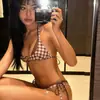 Novo biquíni sexy estilo europeu e americano para 2026 com estampas de bolinhas e xadrez, um traje de banho de duas peças para mulheres, perfeito para férias e fontes termais