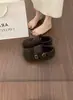 Zapatos Casuales de Mujer Estilo Birkenstock, Forrados de Felpa, con Patrón Tallado y Doble Hebilla, Retro, con Aumento Oculto de Altura, Cálidos de Invierno 2025, de Suela Suave, para Ponerse Fácilmente