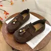 Zapatos planos casuales retro de primavera y verano con cuentas suaves y suela blanda 2026 nuevos zapatos casuales tipo Birkenstock sin cordones con flecos
