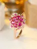 Anillo de racimo con forma de estrella de explosión transfronterizo engastado con diamantes de corindón rojo, joyería de circonita de lujo ligero disponible para venta al por mayor