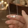 Colar S999 de prata pura estilo chinês novo, com borboleta e camélia, para mulheres, design único com uma elegante corrente para clavícula de flor de amor borboleta, versátil