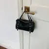 Bolsa Feminina Versátil de Moda para o Verão Bolsa de Ombro Único Grande Capacidade Tendência Simples Novo Estilo 2026 Boston Bolsa Popular para o Dia a Dia