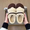 Medias Pantuflas Blancas Retro de Suela Gruesa para Mujer, Nuevas Pantuflas de Algodón Peludo Cálidas de Invierno para Exteriores 2025