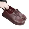 Populares zapatos de cuero con suela gruesa para mujer, otoño 2026 nuevos zapatos casuales de cuero con suela blanda para mujeres de mediana edad y mayores, zapatos de mamá antideslizantes