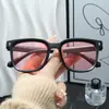 Gafas de sol de moda estilo coreano con un nuevo diseño, que presentan una montura cuadrada, lentes grandes y un efecto de enmarcado del rostro que hace que la cara parezca más pequeña, ofreciendo protección UV