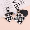 Llavero Blanco y Negro Cuadrado Pequeño Cara Sonriente de Amor Colgante Estilo Pequeño Chanel Accesorios de Joyería Colgantes para airpods Colgante