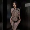 Conjunto de lencería sexy de una pieza con cuello halter, de malla, diseño transparente con aberturas, entrepierna abierta y sin requisito de extracción, con medias de rejilla negras ajustadas