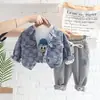 Versión coreana del nuevo conjunto de chaqueta vaquera a cuadros para niños, bonito para bebé, conjunto casual de tres piezas para primavera y otoño, ventas directas de fábrica