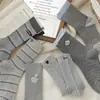 Nuevos Calcetines Rayados Grises Otoño/Invierno para Mujer de Media Pantorrilla Estilo Coreano miu Estilo Escolar Deportivos Largos Zhuji Hosiery