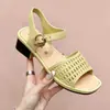 Zapatos de Moda de PVC para Mujer Verano 2026 Sandalias Elegantes para Madres de Mediana Edad Suela Suave Sandalias para el Hogar y Exteriores Disponibles en Tres Colores