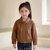 Fábrica de origen, venta al por mayor de chaquetas y abrigos de cuero para primavera y otoño, nuevos 2026, color liso, cuello de solapa, chaquetas de cuero estilo coreano para niñas