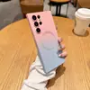 Sencilla y elegante, adecuada para Samsung, funda de silicona líquida magnética de estilo coreano de gradiente nicho con protector de lente, cubierta suave anticaídas