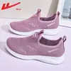 Zapatos de verano sin cordones para madres, zapatos de tela del viejo Pekín, transpirables, de suela blanda, cómodos zapatos para caminar para mujeres de mediana edad y ancianas