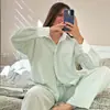 Conjunto de pijama feminino Amazon outono e inverno, conjunto de duas peças com listras de cores contrastantes, mangas compridas e calças, roupa de casa confortável para a pele e de modelagem solta