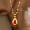 Collar de Acero de Titanio Dongguan para Mujer con Colgante en Forma de Corazón de Diamante Rosa Microincrustado, Cadena para Clavícula Versátil y de Moda Chapada en Oro de 18 Quilates