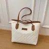Bolso acolchado de gran capacidad a la moda para mujer 2025 Nuevo Bolso de hombro versátil casual y elegante Bolso tote para estudiantes