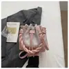 Comercio Exterior Transfronterizo Bolso de Mano Pequeño Elegante para Mujer Nuevo Modelo 2026 Bolso de Hombro Cruzado de Viaje de Alto Valor Bolso Cubo de Mano Moderno
