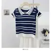 Top de punto a rayas con bloques de color estilo universitario coreano con cuello vuelto de manga corta para mujer, versión fina de verano, top versátil de corte ajustado que reduce la edad para mujer