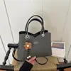Bolso de mano de gran capacidad para mujer, nuevo modelo de otoño 2026, bolso tipo cubo de alta gama vintage versátil para el hombro y cruzado para el día a día