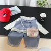 Outono 2026 Novo Conjunto de Três Peças da Moda para Meninas Conjunto de Calça Jeans Infantil Conjunto Jeans com Colete Atacado