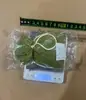 Bolsitas perfumadas de gardenia para armarios, eliminan los olores y dejan una fragancia duradera. Estos sobres de origen vegetal son adecuados para todas las estaciones, eliminan eficazmente los olores desagradables y proporcionan un aroma sutil y agradable.. También se pueden usar como ambientadores de coche o piezas decorativas