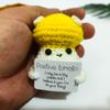 Colgante de muñeco de hongo de energía positiva de venta caliente transfronteriza, tejido a mano, expresión divertida, bolso, lana, ganchillo, muñeco de juguete