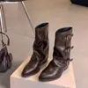 Botas de bico fino até a panturrilha para mulheres, novo estilo outono/inverno 2026, com fivela de cinto, salto grosso, design franzido e um efeito emagrecedor