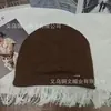 Gorro casual estiloso estilo coreano com logo de metal, elegante e versátil, faz o rosto parecer menor, cool e estiloso, perfeito para outono e inverno