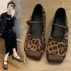 Zapatos Mary Jane de Punta Cuadrada Bajos Versátiles para Mujer Otoño 2026 Nuevos Mocasines Franceses de Una Correa con Suela Plana Estampado de Leopardo Zapatos Individuales Retro