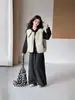 Novo conjunto de três peças estilo coreano para meninas outono/inverno: moletom com capuz, colete e calça pantalona, um conjunto solto e casual para crianças mais velhas