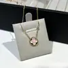 Donkey Home Nova Flor de Ponta de Diamante Redonda Colar de Bolo Versão Alta Feminina V Ouro Flor Dupla Diamante de Combinação Total Pingente de Pó de Concha Branca