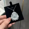Collar para mujer con colgante bañado en plata con figura de Buda de calcedonia blanco hielo, diseños de hoja y calabaza, ágata y jade de Maitreya