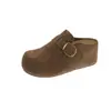 Chinelos Birkenstock femininos de sola grossa, novo modelo outono 2026, chinelos fechados versáteis com aumento interno de altura, adequados para uso externo, estilo outono