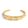 Pulseira Aberta Martelada Larga em Aço Inoxidável Dourado 18K Estilo Clássico com Toque de Luxo Leve e High-End, Joia Transfronteiriça
