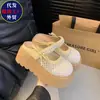 Sapatos Birkenstock com plataforma de sola grossa para aumentar a altura para mulheres baixinhas, casuais e versáteis, novos sandálias respiráveis de malha para o verão 2026