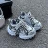 Sapatos Infantis com Forro de Lã, Sapatos de Pai, Tênis de Corrida Retrô Infantis Novos para o Inverno 2026, Sapatos Infantis de Solado Macio em Estoque
