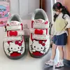 Zapatos populares para niños: Zapatillas clásicas de patchwork rojo y blanco, cómodas y versátiles, perfectas para un look de campus, nueva colección otoño 2026, con correas de velcro