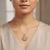 Moda Europea Collar Celta Lujo Ligero de Gama Alta Nicho Colgante Incrustado de Diamantes Cadena de Clavícula Exquisita Versátil para Mujeres para el Trabajo