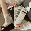 Serie de Color Maillard de Almendra y Avellana Etiqueta de Tela con Lazo Floral Retro Calcetines hasta la Mitad de la Pantorrilla para Mujer