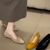 Zapatos de tacón de cuña con punta cuadrada retro de gamuza Chuyuji, nuevo estilo primavera y otoño, zapatos de abuela con lazo para el trabajo para mujer, uso bidireccional
