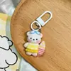 Chaveiro Urso com Prancha de Surf Fofo e Colorido Pingente Versátil Doce e Adorável para Mochila de Estudante Charme Feminino