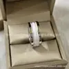 Versão Alta V Banhado a Ouro 18K Cintura Fina Anel de Mola Pessoa Vermelha Pequena Caridade Cerâmica Preto e Branco Anéis de Casal Homem e Mulher