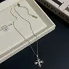 Super Lujoso Collar Cruz de Iris de Zirconio para Mujer, Diseño de Lujo Ligero con Piedras de Zirconio Super Brillantes, Gargantilla de Diseño Único de Moda