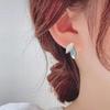 Pendientes de mariposa Niche Design Sense con hojas azules y blancas de verano para mujer, joyería de lujo de ágata roja ligera de alta gama.