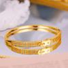 Pulsera de Lujo Ligero de Alta Gama Diseño Nicho Europeo y Americano Hebilla Microincrustada Chapada en Oro Taladro Flash Hebilla de Cinturón Pulsera de Clavos