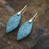 Nuevos pendientes colgantes de hojas de piedra natural bohemios europeos y americanos de moda, joyería retro de estación independiente transfronteriza.
